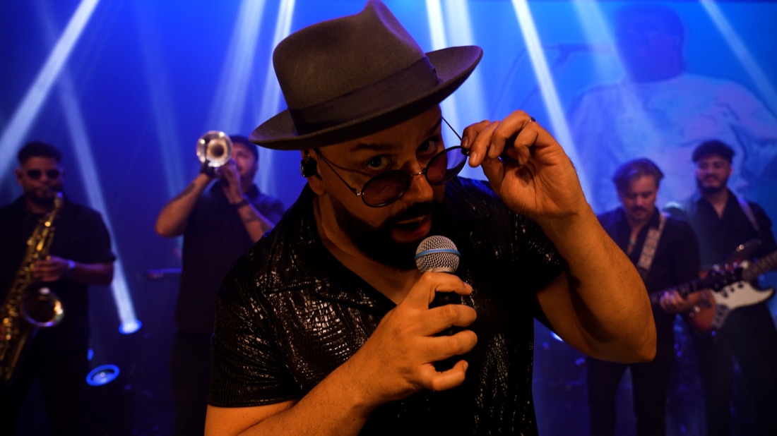 Vocalista da Banda Prime em tributo com naipe de metais