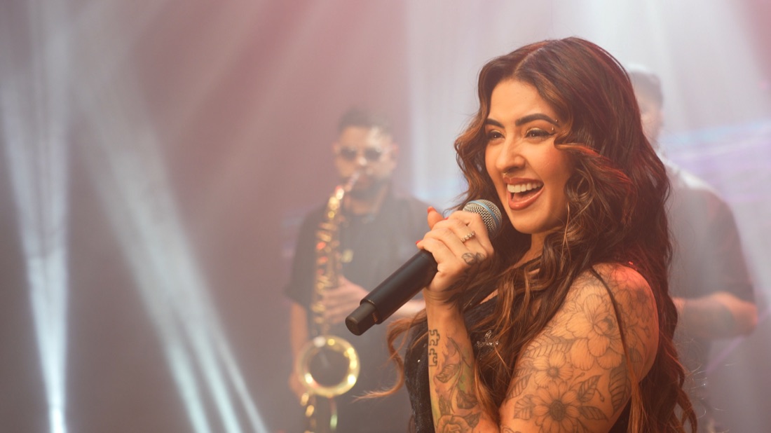 Vocalista da Banda Prime sorrindo durante o show