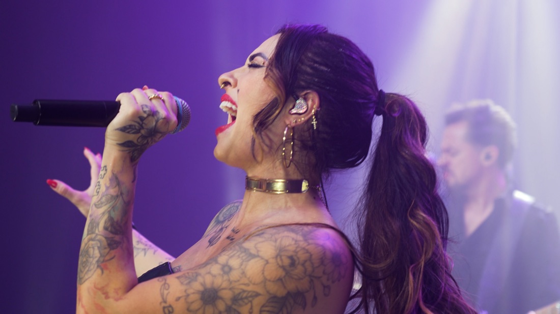 Vocalista da Banda Prime cantando rock ao vivo