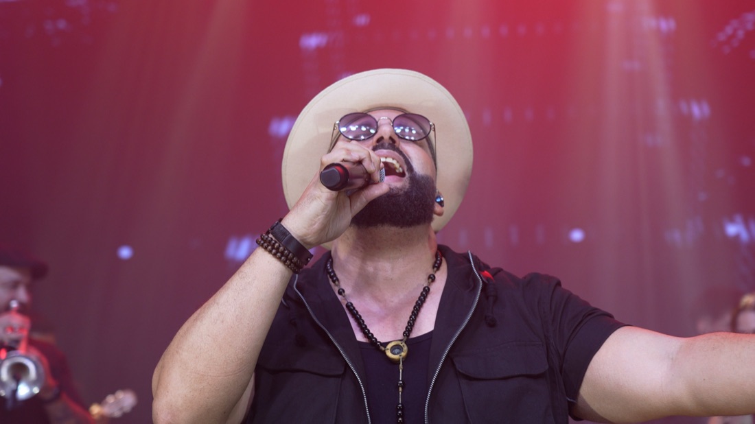 Vocalista da Banda Prime durante apresentação de pagode