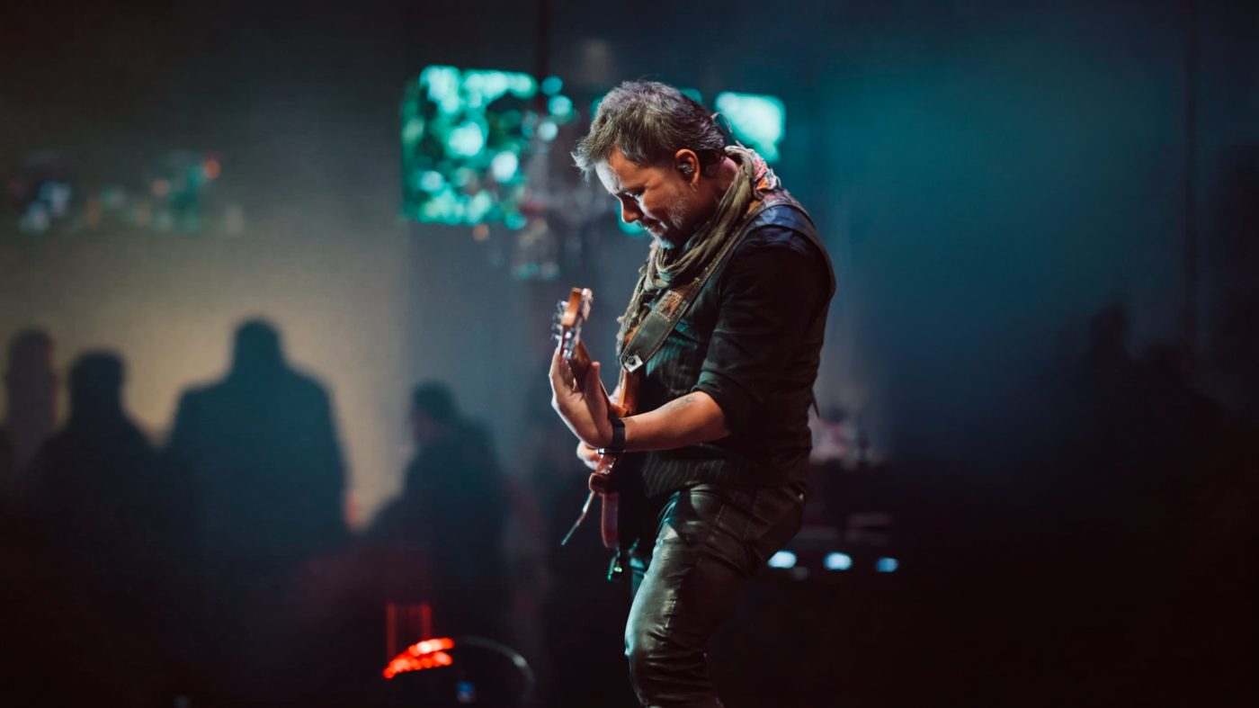 Guitarrista da Banda Prime tocando ao vivo no palco